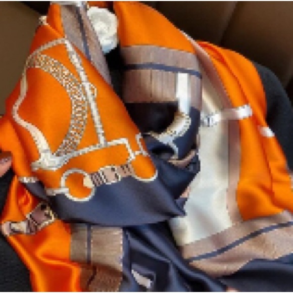 Scarf - Large unbranded silk feeling scarf/shawl - Picture 8 of 8